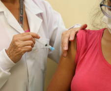 A Secretaria de Estado da Saúde registrou neste final de semana (15 e 16/05) a aplicação de mais de 14,2 mil doses da vacina contra a Covid-19. Das 22 Regionais de Saúde apenas a 22ª Regional, de Ivaiporã, não registrou a aplicação em nenhum município, ao todo, 84 municípios do Estado ofereceram a vacina para os grupos prioritários. -  Curitiba, 17/05/2021  . Foto: Geraldo Bubniak/AEN