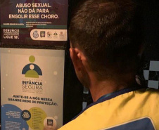 No Dia Nacional de Enfrentamento ao Abuso e Exploração Sexual de Crianças e Adolescentes, Secretaria de Justiça e Secretaria da Segurança promovem ação de conscientização nas ruas  -  Curitiba, 17/05/2021  -  Foto: SEJUF