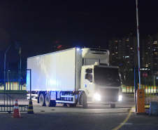Chegaram ao Paraná, na noite desta segunda-feira (18), 374.100 novas doses do imunizante Covishield, produzido na parceria entre Universidade de Oxford, AstraZeneca e Fundação Oswaldo Cruz (Fiocruz).  -  Curitiba, 17/05/2021  -  Foto: Américo Antonio/SESA