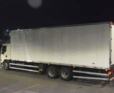 Chegaram ao Paraná, na noite desta segunda-feira (18), 374.100 novas doses do imunizante Covishield, produzido na parceria entre Universidade de Oxford, AstraZeneca e Fundação Oswaldo Cruz (Fiocruz).  -  Curitiba, 17/05/2021  -  Foto: Américo Antonio/SESA