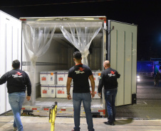 Chegaram ao Paraná, na noite desta segunda-feira (18), 374.100 novas doses do imunizante Covishield, produzido na parceria entre Universidade de Oxford, AstraZeneca e Fundação Oswaldo Cruz (Fiocruz).  -  Curitiba, 17/05/2021  -  Foto: Américo Antonio/SESA