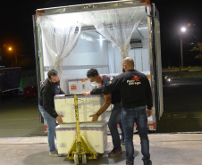 Chegaram ao Paraná, na noite desta segunda-feira (18), 374.100 novas doses do imunizante Covishield, produzido na parceria entre Universidade de Oxford, AstraZeneca e Fundação Oswaldo Cruz (Fiocruz).  -  Curitiba, 17/05/2021  -  Foto: Américo Antonio/SESA