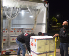 Chegaram ao Paraná, na noite desta segunda-feira (18), 374.100 novas doses do imunizante Covishield, produzido na parceria entre Universidade de Oxford, AstraZeneca e Fundação Oswaldo Cruz (Fiocruz).  -  Curitiba, 17/05/2021  -  Foto: Américo Antonio/SESA