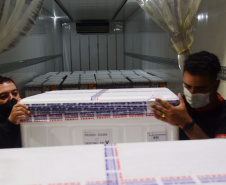 Chegaram ao Paraná, na noite desta segunda-feira (18), 374.100 novas doses do imunizante Covishield, produzido na parceria entre Universidade de Oxford, AstraZeneca e Fundação Oswaldo Cruz (Fiocruz).  -  Curitiba, 17/05/2021  -  Foto: Américo Antonio/SESA