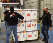 Chegaram ao Paraná, na noite desta segunda-feira (18), 374.100 novas doses do imunizante Covishield, produzido na parceria entre Universidade de Oxford, AstraZeneca e Fundação Oswaldo Cruz (Fiocruz).  -  Curitiba, 17/05/2021  -  Foto: Américo Antonio/SESA