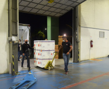 Chegaram ao Paraná, na noite desta segunda-feira (18), 374.100 novas doses do imunizante Covishield, produzido na parceria entre Universidade de Oxford, AstraZeneca e Fundação Oswaldo Cruz (Fiocruz).  -  Curitiba, 17/05/2021  -  Foto: Américo Antonio/SESA