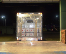 Chegaram ao Paraná, na noite desta segunda-feira (18), 374.100 novas doses do imunizante Covishield, produzido na parceria entre Universidade de Oxford, AstraZeneca e Fundação Oswaldo Cruz (Fiocruz).  -  Curitiba, 17/05/2021  -  Foto: Américo Antonio/SESA