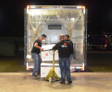 Chegaram ao Paraná, na noite desta segunda-feira (18), 374.100 novas doses do imunizante Covishield, produzido na parceria entre Universidade de Oxford, AstraZeneca e Fundação Oswaldo Cruz (Fiocruz).  -  Curitiba, 17/05/2021  -  Foto: Américo Antonio/SESA