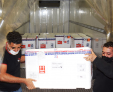 Chegaram ao Paraná, na noite desta segunda-feira (18), 374.100 novas doses do imunizante Covishield, produzido na parceria entre Universidade de Oxford, AstraZeneca e Fundação Oswaldo Cruz (Fiocruz).  -  Curitiba, 17/05/2021  -  Foto: Américo Antonio/SESA