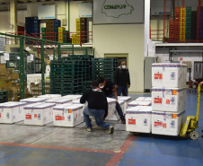 Chegaram ao Paraná, na noite desta segunda-feira (18), 374.100 novas doses do imunizante Covishield, produzido na parceria entre Universidade de Oxford, AstraZeneca e Fundação Oswaldo Cruz (Fiocruz).  -  Curitiba, 17/05/2021  -  Foto: Américo Antonio/SESA