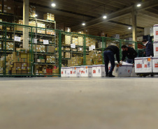 Chegaram ao Paraná, na noite desta segunda-feira (18), 374.100 novas doses do imunizante Covishield, produzido na parceria entre Universidade de Oxford, AstraZeneca e Fundação Oswaldo Cruz (Fiocruz).  -  Curitiba, 17/05/2021  -  Foto: Américo Antonio/SESA