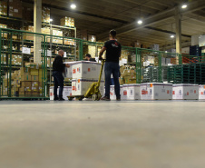 Chegaram ao Paraná, na noite desta segunda-feira (18), 374.100 novas doses do imunizante Covishield, produzido na parceria entre Universidade de Oxford, AstraZeneca e Fundação Oswaldo Cruz (Fiocruz).  -  Curitiba, 17/05/2021  -  Foto: Américo Antonio/SESA