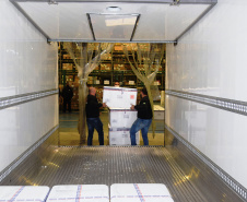 Chegaram ao Paraná, na noite desta segunda-feira (18), 374.100 novas doses do imunizante Covishield, produzido na parceria entre Universidade de Oxford, AstraZeneca e Fundação Oswaldo Cruz (Fiocruz).  -  Curitiba, 17/05/2021  -  Foto: Américo Antonio/SESA