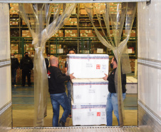 Chegaram ao Paraná, na noite desta segunda-feira (18), 374.100 novas doses do imunizante Covishield, produzido na parceria entre Universidade de Oxford, AstraZeneca e Fundação Oswaldo Cruz (Fiocruz).  -  Curitiba, 17/05/2021  -  Foto: Américo Antonio/SESA