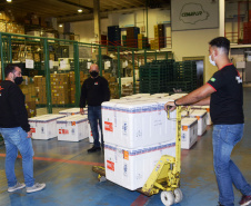 Chegaram ao Paraná, na noite desta segunda-feira (18), 374.100 novas doses do imunizante Covishield, produzido na parceria entre Universidade de Oxford, AstraZeneca e Fundação Oswaldo Cruz (Fiocruz).  -  Curitiba, 17/05/2021  -  Foto: Américo Antonio/SESA