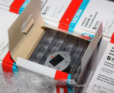 Chegaram ao Paraná, na noite desta segunda-feira (18), 374.100 novas doses do imunizante Covishield, produzido na parceria entre Universidade de Oxford, AstraZeneca e Fundação Oswaldo Cruz (Fiocruz).  -  Curitiba, 17/05/2021  -  Foto: Américo Antonio/SESA