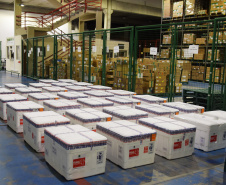 Chegaram ao Paraná, na noite desta segunda-feira (18), 374.100 novas doses do imunizante Covishield, produzido na parceria entre Universidade de Oxford, AstraZeneca e Fundação Oswaldo Cruz (Fiocruz).  -  Curitiba, 17/05/2021  -  Foto: Américo Antonio/SESA