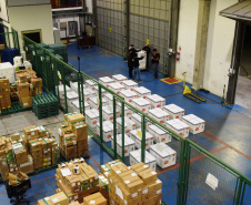 Chegaram ao Paraná, na noite desta segunda-feira (18), 374.100 novas doses do imunizante Covishield, produzido na parceria entre Universidade de Oxford, AstraZeneca e Fundação Oswaldo Cruz (Fiocruz).  -  Curitiba, 17/05/2021  -  Foto: Américo Antonio/SESA