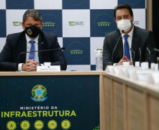 O governador Carlos Massa Ratinho Junior assinou nesta terça-feira (18), em Brasília (DF), ao lado do ministro da Infraestrutura, Tarcísio Gomes de Freitas, o contrato de concessão da área destinada à movimentação de veículos no Porto de Paranaguá.  Foto: Jonathan Campos/AEN