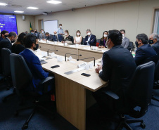 O governador Carlos Massa Ratinho Junior assinou nesta terça-feira (18), em Brasília (DF), ao lado do ministro da Infraestrutura, Tarcísio Gomes de Freitas, o contrato de concessão da área destinada à movimentação de veículos no Porto de Paranaguá.  Foto: Jonathan Campos/AEN