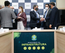 O governador Carlos Massa Ratinho Junior e uma equipe do Grupo de Trabalho do Plano Estadual Ferroviário apresentaram nesta terça-feira (18) ao ministro da Infraestrutura, Tarcísio Gomes de Freitas, os estudos preliminares da Nova Ferroeste. Foto: Jonathan Campos/AEN
