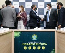 O governador Carlos Massa Ratinho Junior e uma equipe do Grupo de Trabalho do Plano Estadual Ferroviário apresentaram nesta terça-feira (18) ao ministro da Infraestrutura, Tarcísio Gomes de Freitas, os estudos preliminares da Nova Ferroeste. Foto: Jonathan Campos/AEN