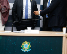 O governador Carlos Massa Ratinho Junior e uma equipe do Grupo de Trabalho do Plano Estadual Ferroviário apresentaram nesta terça-feira (18) ao ministro da Infraestrutura, Tarcísio Gomes de Freitas, os estudos preliminares da Nova Ferroeste. Foto: Jonathan Campos/AEN