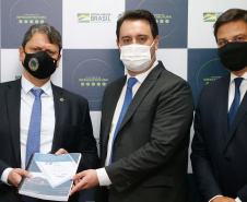O governador Carlos Massa Ratinho Junior e uma equipe do Grupo de Trabalho do Plano Estadual Ferroviário apresentaram nesta terça-feira (18) ao ministro da Infraestrutura, Tarcísio Gomes de Freitas, os estudos preliminares da Nova Ferroeste. Foto: Jonathan Campos/AEN