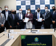 O governador Carlos Massa Ratinho Junior e uma equipe do Grupo de Trabalho do Plano Estadual Ferroviário apresentaram nesta terça-feira (18) ao ministro da Infraestrutura, Tarcísio Gomes de Freitas, os estudos preliminares da Nova Ferroeste. Foto: Jonathan Campos/AEN