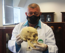 No dia Internacional do Museu (18 de maio), a Secretaria de Estado da Segurança Pública do Paraná (Sesp) destaca um personagem que tem total conexão com o Museu de Ciências Forenses da Polícia Científica do Paraná (PCP), o curador Joel Camargo, responsável por cuidar do acervo e que passou por todas as transformações da instituição e, também, do museu, em mais de 40 anos de trabalho e dedicação