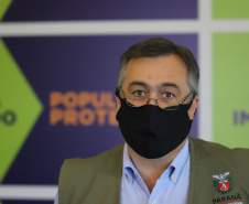 O secretário de Estado da Saúde, Beto Preto, atende a imprensa nesta terça-feira (18) no Centro de Medicamentos do Paraná (Cemepar) para falar sobre a vacinação contra a Covid-19.  Foto: Geraldo Bubniak/AEN
