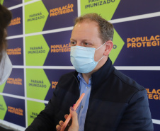 O secretário de Estado da Saúde, Beto Preto, atende a imprensa nesta terça-feira (18) no Centro de Medicamentos do Paraná (Cemepar) para falar sobre a vacinação contra a Covid-19.  Na foto o diretor geral, Nestor Werner.Foto: Geraldo Bubniak/AEN
