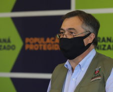 O secretário de Estado da Saúde, Beto Preto, atende a imprensa nesta terça-feira (18) no Centro de Medicamentos do Paraná (Cemepar) para falar sobre a vacinação contra a Covid-19.  Foto: Geraldo Bubniak/AEN