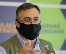 O secretário de Estado da Saúde, Beto Preto, atende a imprensa nesta terça-feira (18) no Centro de Medicamentos do Paraná (Cemepar) para falar sobre a vacinação contra a Covid-19.  Foto: Geraldo Bubniak/AEN
