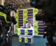 O secretário de Estado da Saúde, Beto Preto, atende a imprensa nesta terça-feira (18) no Centro de Medicamentos do Paraná (Cemepar) para falar sobre a vacinação contra a Covid-19.  Foto: Geraldo Bubniak/AEN