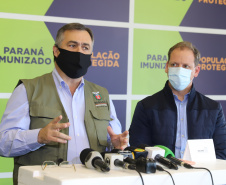 O secretário de Estado da Saúde, Beto Preto, atende a imprensa nesta terça-feira (18) no Centro de Medicamentos do Paraná (Cemepar) para falar sobre a vacinação contra a Covid-19.  Foto: Geraldo Bubniak/AEN