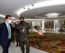 O governador Carlos Massa Ratinho Junior apresentou nesta quinta-feira (19) ao comandante-geral do Exército Brasileiro, general Paulo Sérgio Nogueira de Oliveira, o projeto de Ponta Grossa para sediar a Escola de Sargentos das Armas (ESA) da instituição. Foto: Jonathan Campos/AEN