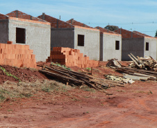 Técnicos da Cohapar estiveram em Guaíra nesta quarta-feira (19) para vistoriar a obra de execução de 21 casas populares na cidade, na região Oeste do estado. As moradias são subsidiadas integralmente pelo Governo do Estado, com um investimento de R$ 1,7 milhão obtido via financiamento junto ao Banco Interamericano de Desenvolvimento. (Foto: Alessandro Vieira / AEN)