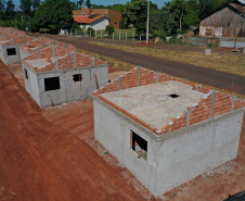 Técnicos da Cohapar estiveram em Guaíra nesta quarta-feira (19) para vistoriar a obra de execução de 21 casas populares na cidade, na região Oeste do estado. As moradias são subsidiadas integralmente pelo Governo do Estado, com um investimento de R$ 1,7 milhão obtido via financiamento junto ao Banco Interamericano de Desenvolvimento. (Foto: Alessandro Vieira / AEN)