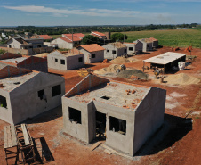 Técnicos da Cohapar estiveram em Guaíra nesta quarta-feira (19) para vistoriar a obra de execução de 21 casas populares na cidade, na região Oeste do estado. As moradias são subsidiadas integralmente pelo Governo do Estado, com um investimento de R$ 1,7 milhão obtido via financiamento junto ao Banco Interamericano de Desenvolvimento. (Foto: Alessandro Vieira / AEN)