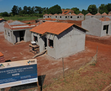 Técnicos da Cohapar estiveram em Guaíra nesta quarta-feira (19) para vistoriar a obra de execução de 21 casas populares na cidade, na região Oeste do estado. As moradias são subsidiadas integralmente pelo Governo do Estado, com um investimento de R$ 1,7 milhão obtido via financiamento junto ao Banco Interamericano de Desenvolvimento. (Foto: Alessandro Vieira / AEN)