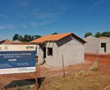 Técnicos da Cohapar estiveram em Guaíra nesta quarta-feira (19) para vistoriar a obra de execução de 21 casas populares na cidade, na região Oeste do estado. As moradias são subsidiadas integralmente pelo Governo do Estado, com um investimento de R$ 1,7 milhão obtido via financiamento junto ao Banco Interamericano de Desenvolvimento. (Foto: Alessandro Vieira / AEN)