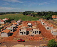 Técnicos da Cohapar estiveram em Guaíra nesta quarta-feira (19) para vistoriar a obra de execução de 21 casas populares na cidade, na região Oeste do estado. As moradias são subsidiadas integralmente pelo Governo do Estado, com um investimento de R$ 1,7 milhão obtido via financiamento junto ao Banco Interamericano de Desenvolvimento. (Foto: Alessandro Vieira / AEN)