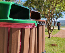 Durante a entrega do selo Aterro Zero, no Parque Estadual Vila Velha, nos Campos Gerais, nesta quarta-feira (19), o secretário do Desenvolvimento Sustentável e do Turismo, Márcio Nunes, destacou que o parque entra para hostoria do país e atende o conceito de sustentabilidade do Governo do Estado. Na foto, os sacos dos lixos sao produzidos pelo projeto, com reciclagem de plasticos. - Vila Velha, 19/05/2021  -  Foto: SEDEST/IAT