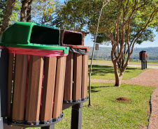 Durante a entrega do selo Aterro Zero, no Parque Estadual Vila Velha, nos Campos Gerais, nesta quarta-feira (19), o secretário do Desenvolvimento Sustentável e do Turismo, Márcio Nunes, destacou que o parque entra para hostoria do país e atende o conceito de sustentabilidade do Governo do Estado. Na foto, os sacos dos lixos sao produzidos pelo projeto, com reciclagem de plasticos. - Vila Velha, 19/05/2021  -  Foto: SEDEST/IAT