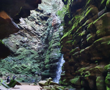Ainda nesta quarta-feira, o secretário do Desenvolvimento Sustentável e do Turismo conheceu o modelo de administração adotado no Buraco do Padre, também em Ponta Grossa, que teve sua exploração comercial direta autorizada pelo ICMBio, no modelo de Parceria Público Privada (PPP). O atrativo integra o Parque Nacional dos Campos Gerais.  19/05/2021  -  Foto: SEDEST/IAT