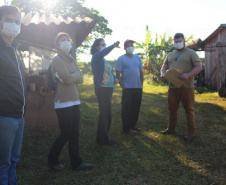 Integrantes do Programa Paraná Mais Orgânicos visitam assentados do lote no Eli Vive I, Jovana Aparecida Cestile e Davi José da Costa (ao centro).  -  Foto: Divulgação UEL