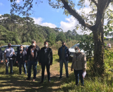 Técnicos da Cohapar e da Prefeitura de Rio Azul vistoriaram nesta quinta-feira (20) um terreno que poderá ser usado para a construção de novas casas populares na cidade, na região Centro-Sul do Paraná. O objetivo dos órgãos é ampliar os investimentos em habitação para o município, que já possui outros dois projetos em andamento e somam R$ 6,7 milhões de investimentos públicos para atendimento da população. (Foto: Alessandro Vieira / AEN)