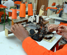 Presos de seis penitenciárias concluem curso de costura industrial  -  Foto: Depen/PR