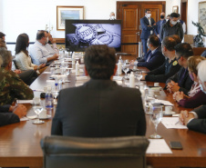 O governador Carlos Massa Ratinho Junior recebeu nesta quinta-feira (20), no Palácio Iguaçu, o general de divisão Joarez Alves Pereira Junior para aprofundar as tratativas sobre o pleito de Ponta Grossa como sede da nova Escola de Sargentos das Armas (ESA) do Exército Brasileiro. O general é coordenador executivo do Grupo de Trabalho da ESA, responsável pelo processo de pesquisa e planejamento para a implantação da escola.  -  Curitiba, 20/05/2021  -  Foto: Jonathan Campos/AEN